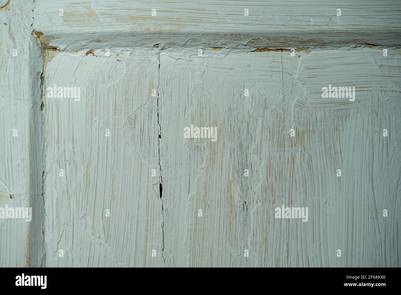 Un frammento di un vecchio stipite rustico della porta coperto di vernice bianca. Foto Stock