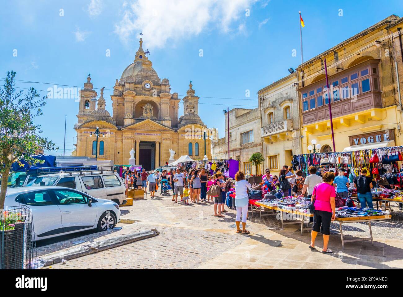 NADUR, MALTA, 7 GIUGNO 2017: Vista di un mercato tradizionale sulla piazza principale di Nadur, Gozo, Malta Foto Stock