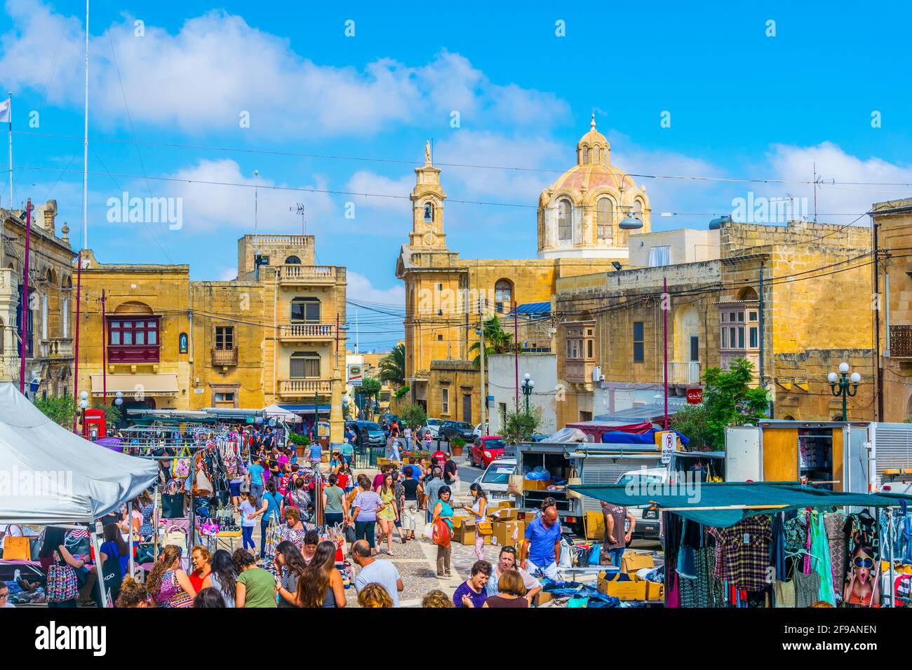 NADUR, MALTA, 7 GIUGNO 2017: Vista di un mercato tradizionale sulla piazza principale di Nadur, Gozo, Malta Foto Stock