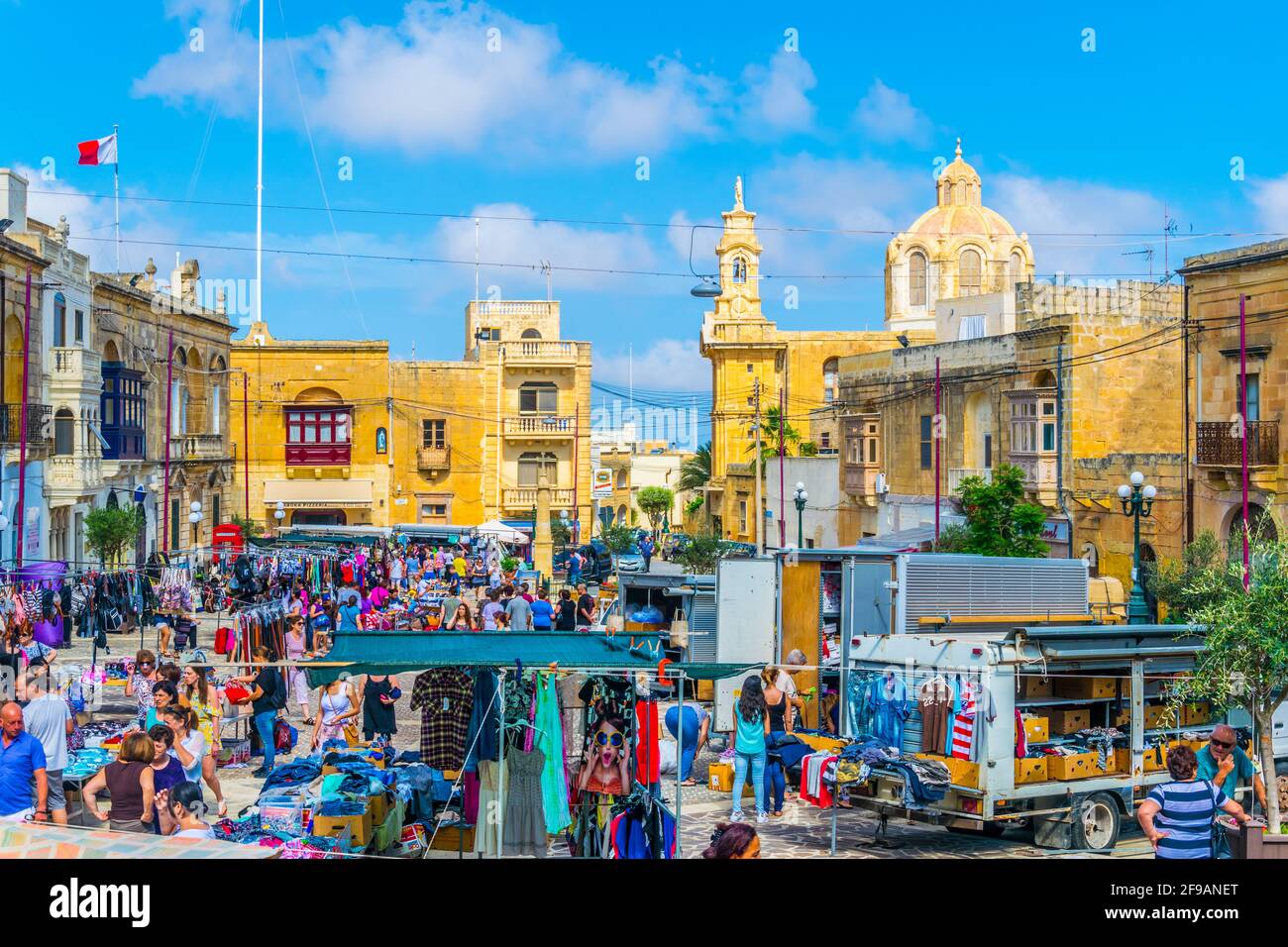 NADUR, MALTA, 7 GIUGNO 2017: Vista di un mercato tradizionale sulla piazza principale di Nadur, Gozo, Malta Foto Stock