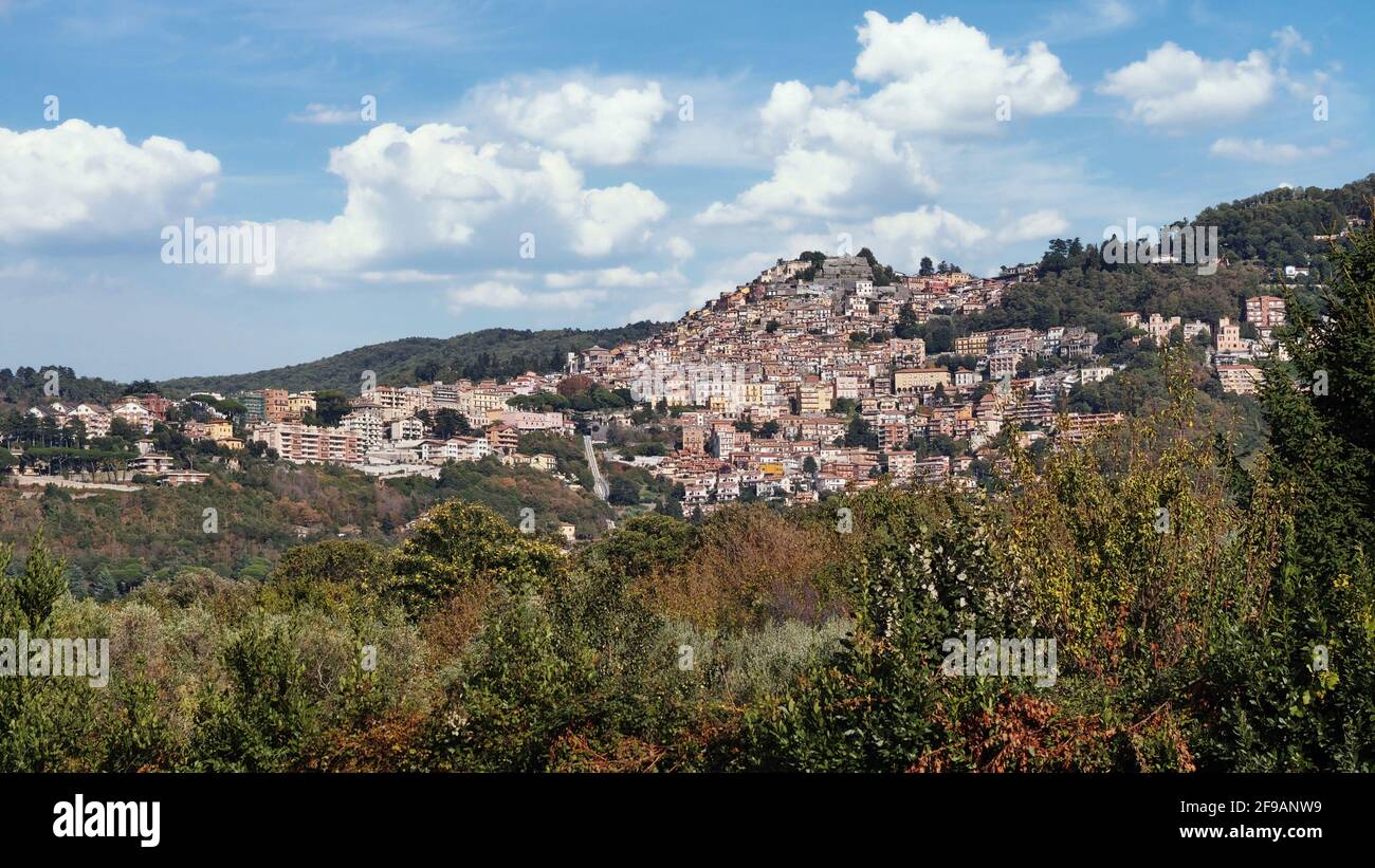 Panorama di Rocca di Papa, piccolo paese delle colline alban, roma, lazio, italia Foto Stock