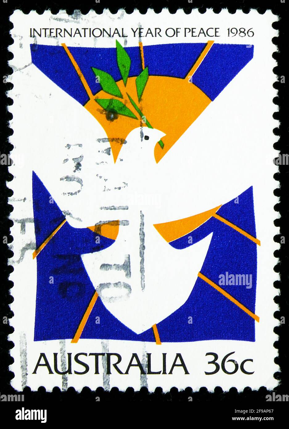 MOSCA, RUSSIA - 22 SETTEMBRE 2019: Francobollo stampato in Australia mostra dove & Olive Branch, Sun, anno Internazionale della Pace serie, circa 1986 Foto Stock