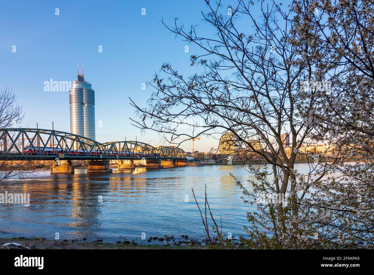Wien, Vienna: fiume Donau (Danubio), ponte Nordbahnbrücke, treno locale, Millennium Tower nel 20. Brigittenau, Vienna, Austria Foto Stock