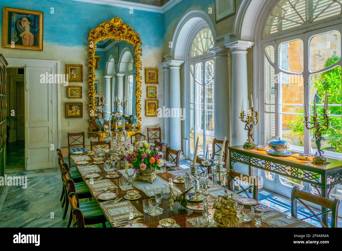 VALLETTA, MALTA, 3 MAGGIO 2017: Sala da pranzo nella Casa Rocca piccola a la Valletta, Malta Foto Stock