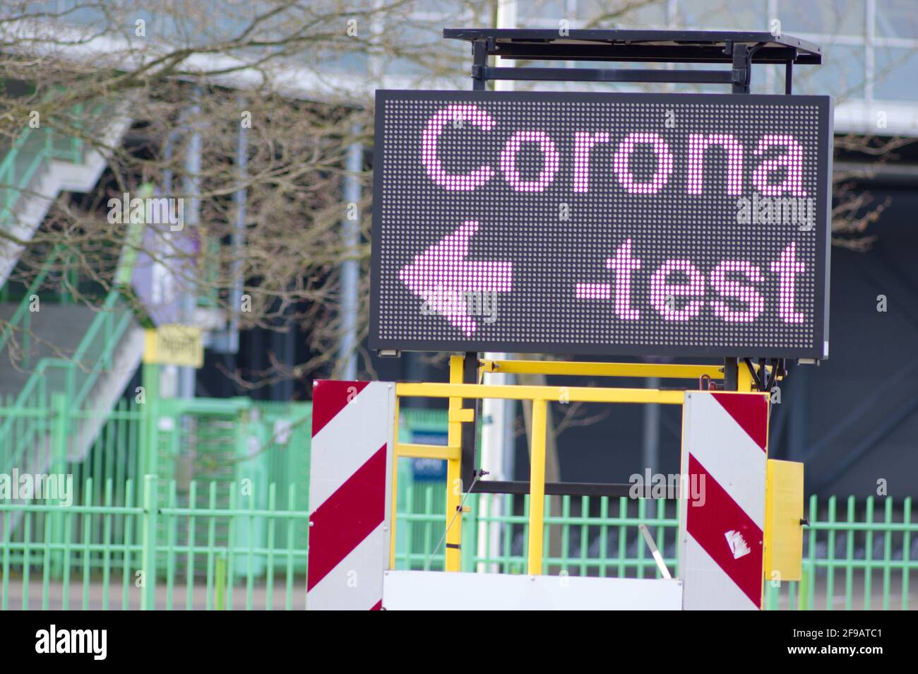 I cartelli per le informazioni stradali sui test della corona olandese ito indicano un centro di test. Traduzione: Teststraat significa strada di prova Foto Stock