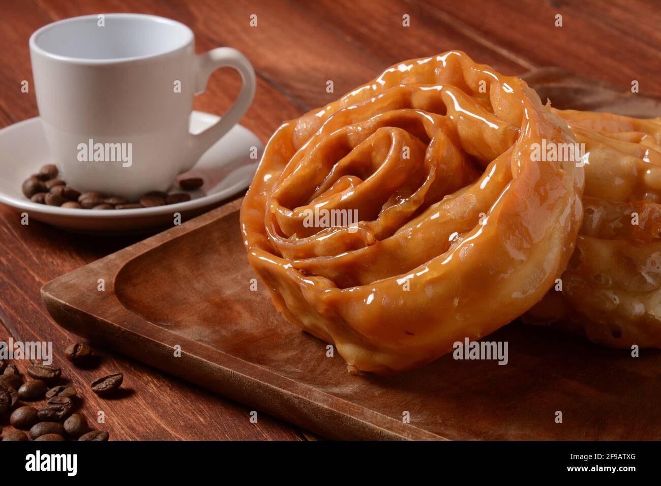 Chebakia appena sfornata per ramadan. Pasticceria marocchina Chebakia. Composto da strisce di pasta arrotolate a somiglianza di una rosa, fritte fino a doratura, poi rivestite Foto Stock