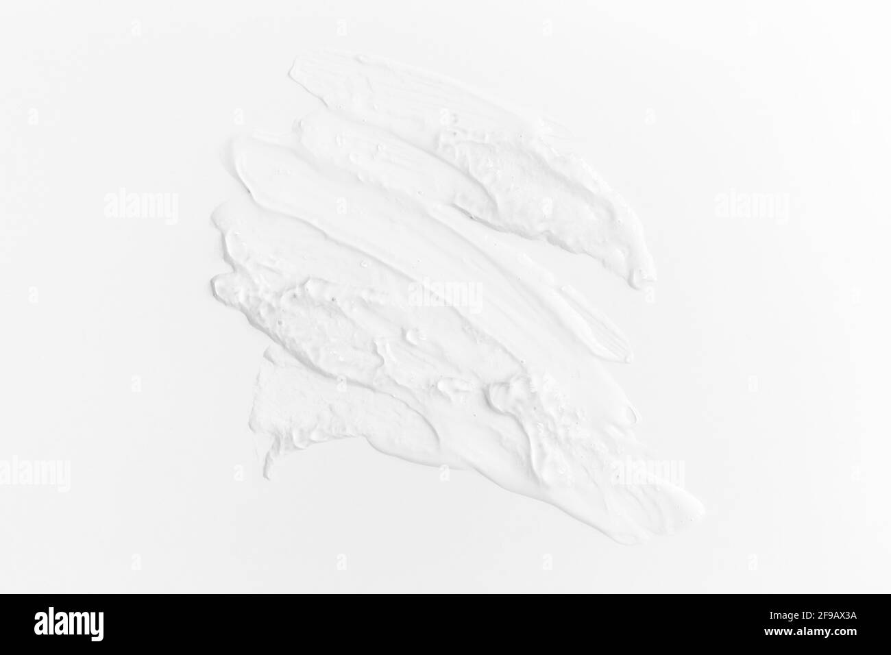 Texture da cosmetici. Strisci di aloe vera crema trasparente su tavola bianca Foto Stock