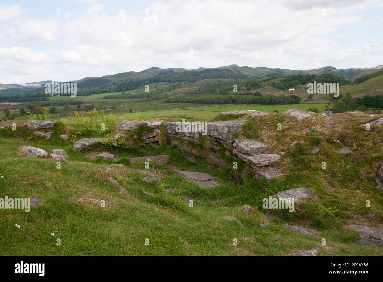 Antico muro in cima alla collina a Dunadd Fort, nr Kilmartin, Argyll, Scozia Foto Stock