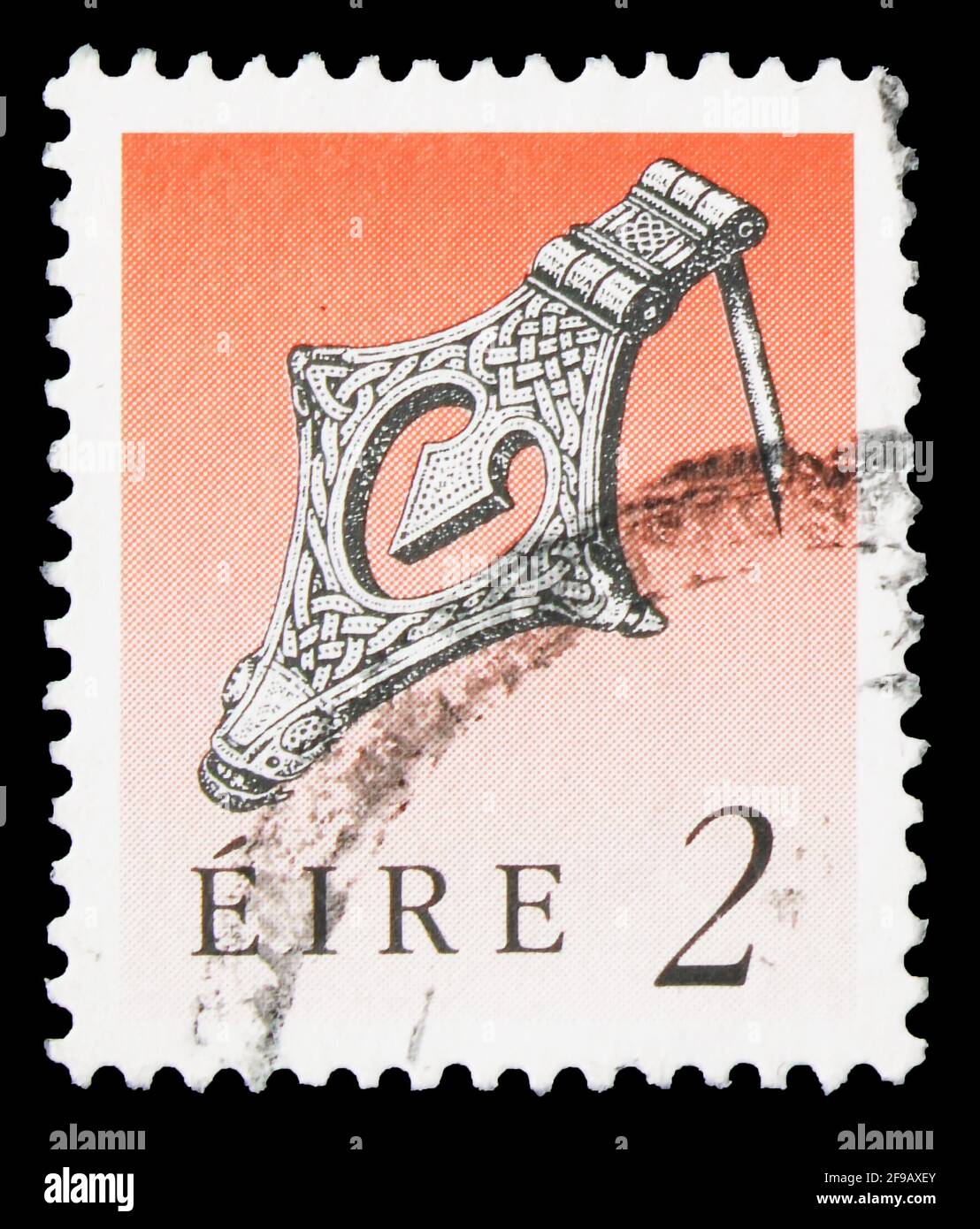 MOSCA, RUSSIA - 22 SETTEMBRE 2019: Francobollo stampato in Irlanda mostra Silver Kite Brooch (11th Cty.), Irish Heritage and Treasures serie 1990-97 Foto Stock