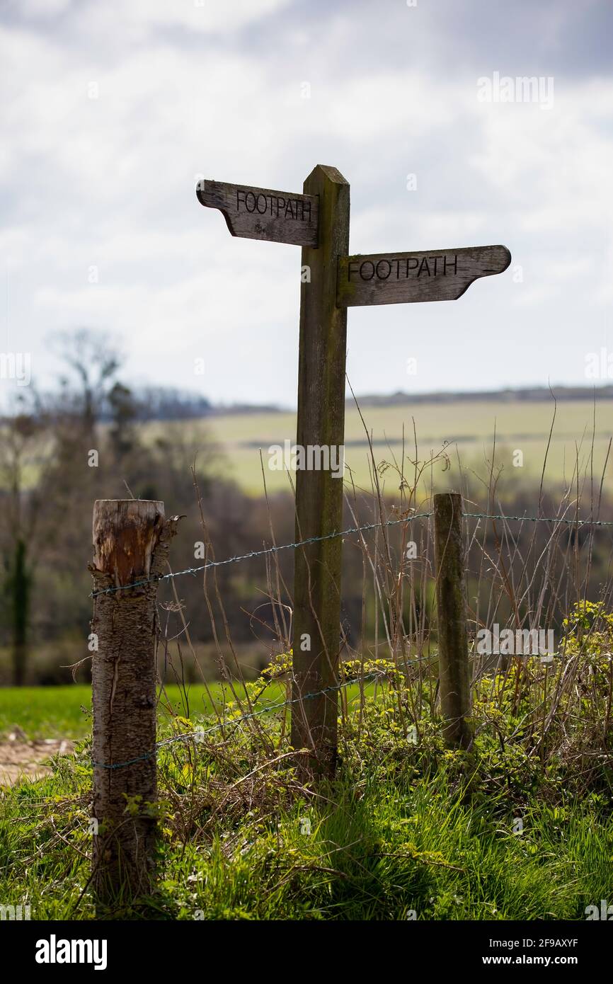 Un cartello con il sentiero in legno nella campagna inglese Foto Stock