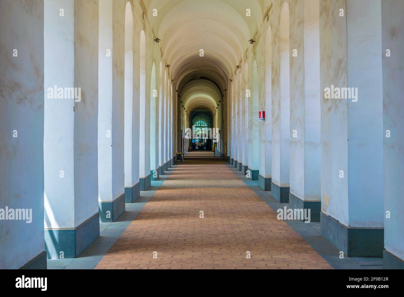 CATANIA, ITALIA, 27 APRILE 2017: Corridoio dell'Università di Catania che risiede nell'ex monastero di benedettini di san Nicolo, Sicilia, Italia Foto Stock