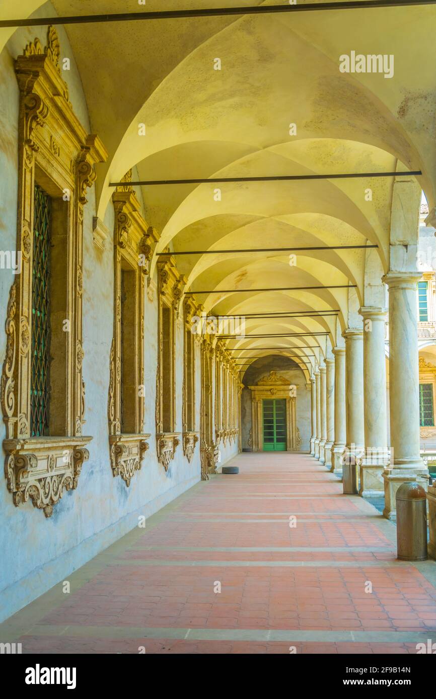 CATANIA, ITALIA, 27 APRILE 2017: Corridoio dell'Università di Catania che risiede nell'ex monastero di benedettini di san Nicolo, Sicilia, Italia Foto Stock