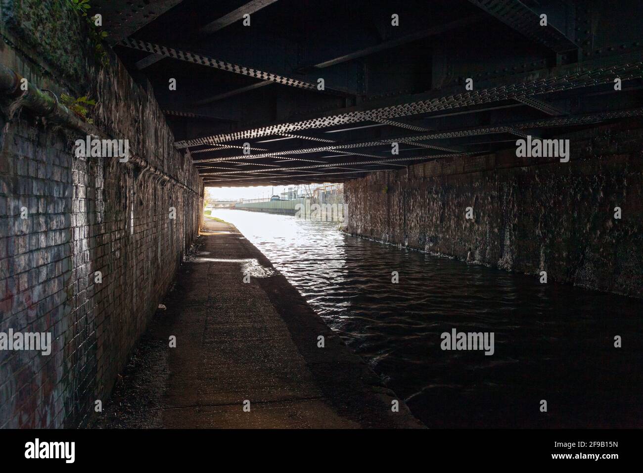 Regno Unito, Inghilterra, Londra, Hayes, il Grand Union Canal sotto la Great Western Mainline Railway vicino a Hayes e alla stazione di Harlington Foto Stock