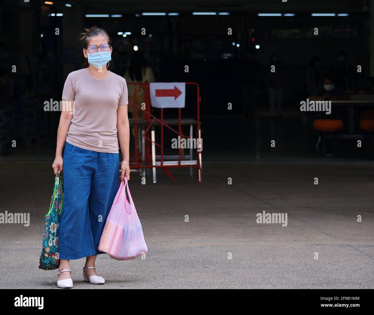 Shopping casalinga durante l'epidemia di COVID 19 Foto Stock