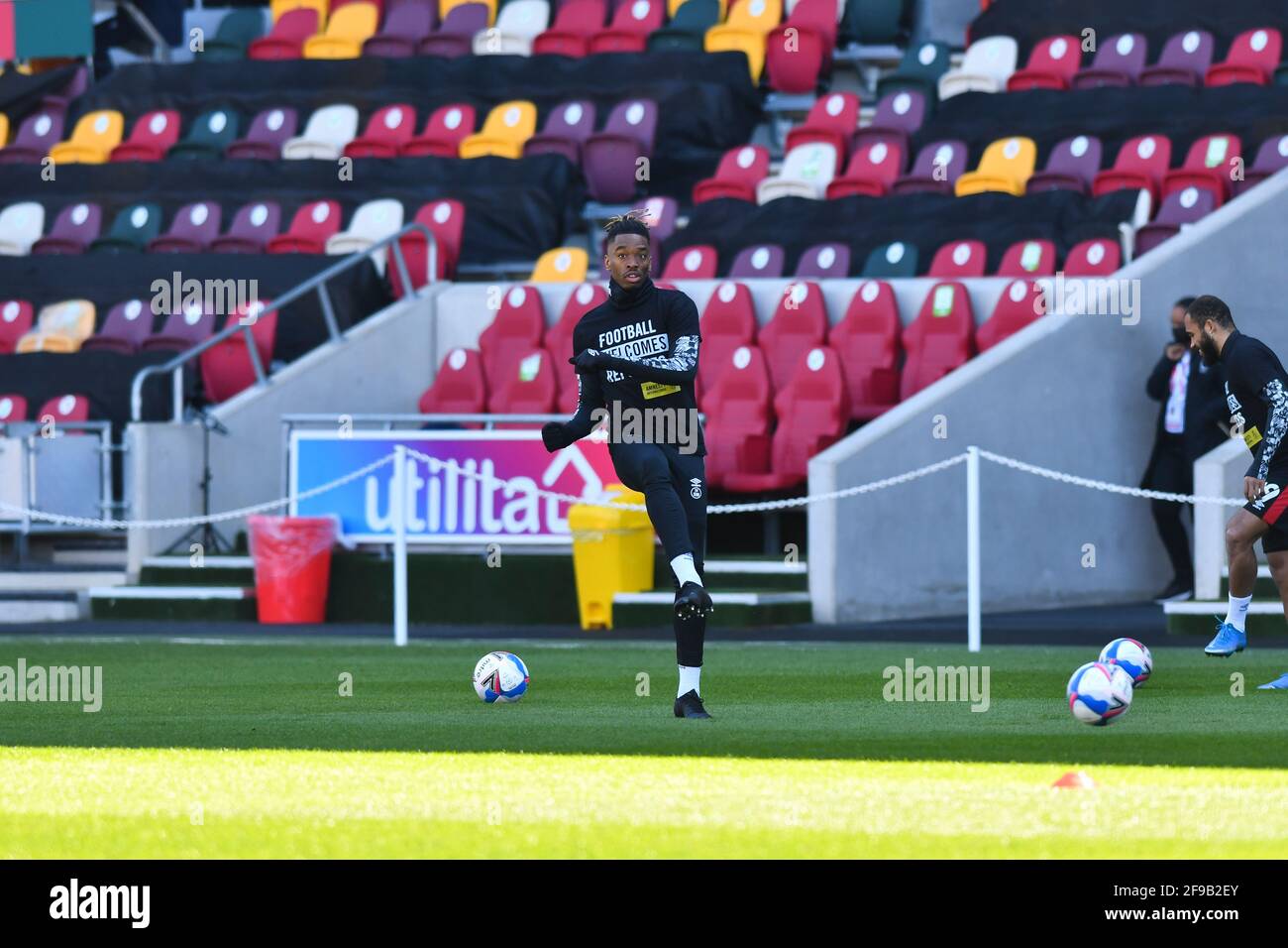 LONDRA. REGNO UNITO. 17 APRILE: Ivan Toney di Brentford si sta riscaldando prima della partita del campionato Sky Bet tra Brentford e Millwall al Brentford Community Stadium di Brentford sabato 17 aprile 2021. (Credit: Ivan Yordanov | MI News) Credit: MI News & Sport /Alamy Live News Foto Stock