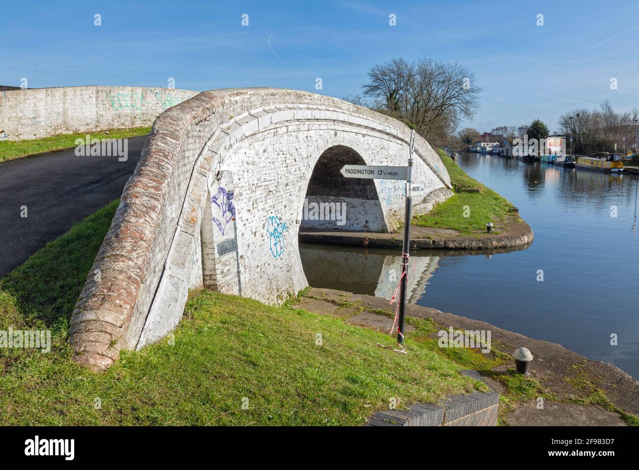 Regno Unito, Inghilterra, Londra, Hayes, Bulls Bridge Junction sul Grand Union Canal Foto Stock