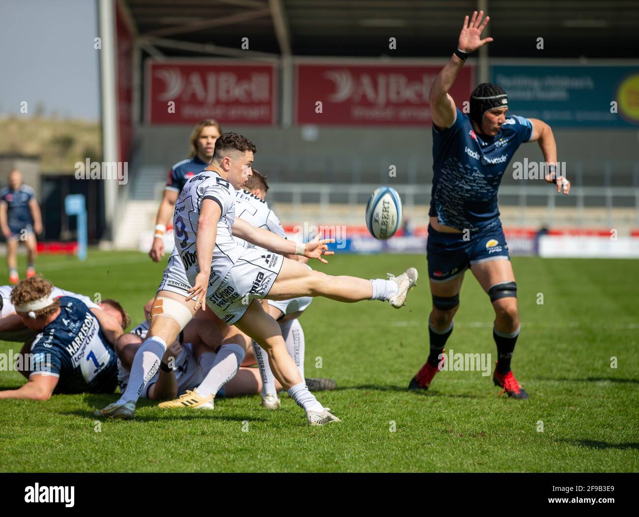 Lancashire, Inghilterra; 17 aprile 2021; AJ Bell Stadium, Salford, Il Rugby della Premiership inglese, squali di vendita contro Gloucester; Charlie Chapman di Gloucester calcia alto come JP du Preez degli squali di vendita si precipita sopra Foto Stock