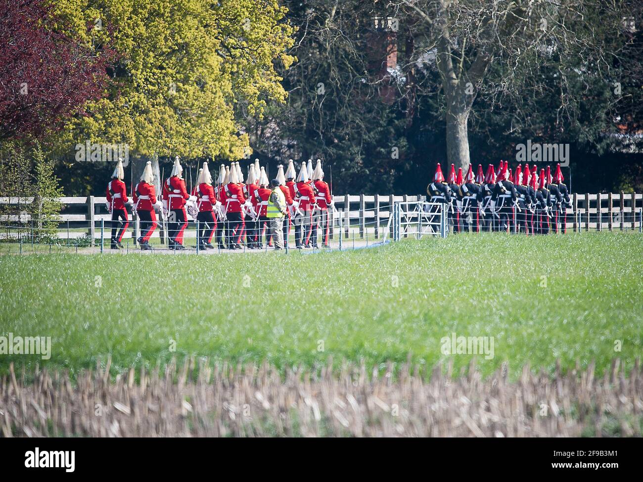 Windsor, Regno Unito. 17 Apr 2021. Le guardie sono viste provare all'interno della tenuta del Castello di Windsor, a Windsor, Berkshire, davanti ai funerali del principe Filippo, il duca di Edimburgo. Il principe Filippo, la Consorte del monarca inglese più longevo della storia, la regina Elisabetta II, morì il 9 aprile 2021, due mesi prima del suo centesimo compleanno. Photo credit: Ben Cawthra/Sipa USA **NO UK SALES** Credit: Sipa USA/Alamy Live News Foto Stock