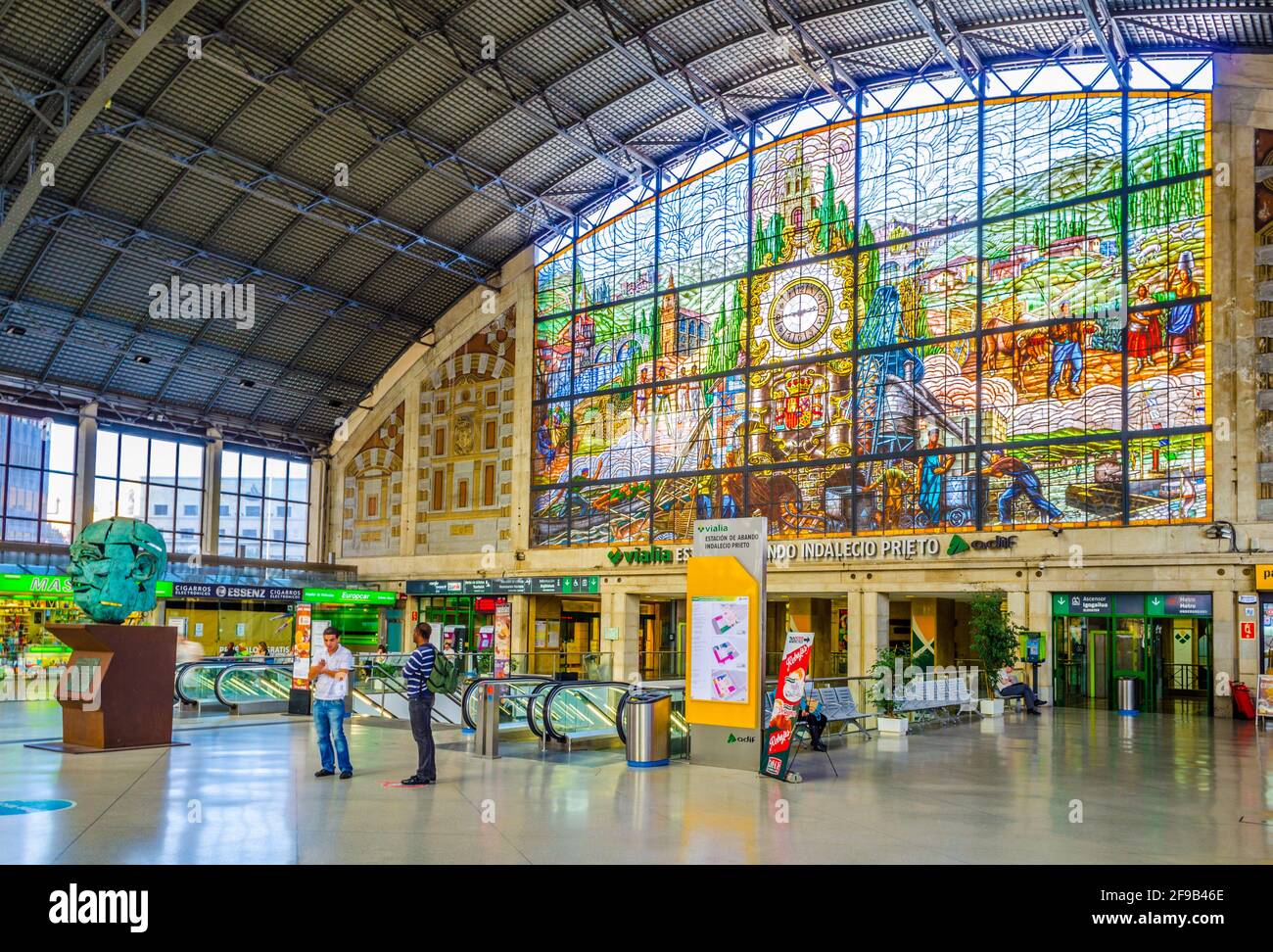 BILBAO, SPAGNA, OTTOBRE 29,2014: Interno della stazione ferroviaria Abando Indalecio Prieto di Bilbao, Spagna Foto Stock