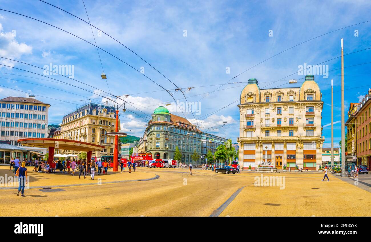 BIEL/BIENNE, SVIZZERA, 15 LUGLIO 2017: La gente sta passeggiando attraverso una strada nel centro principale di Biel/Bienne, Svizzera Foto Stock