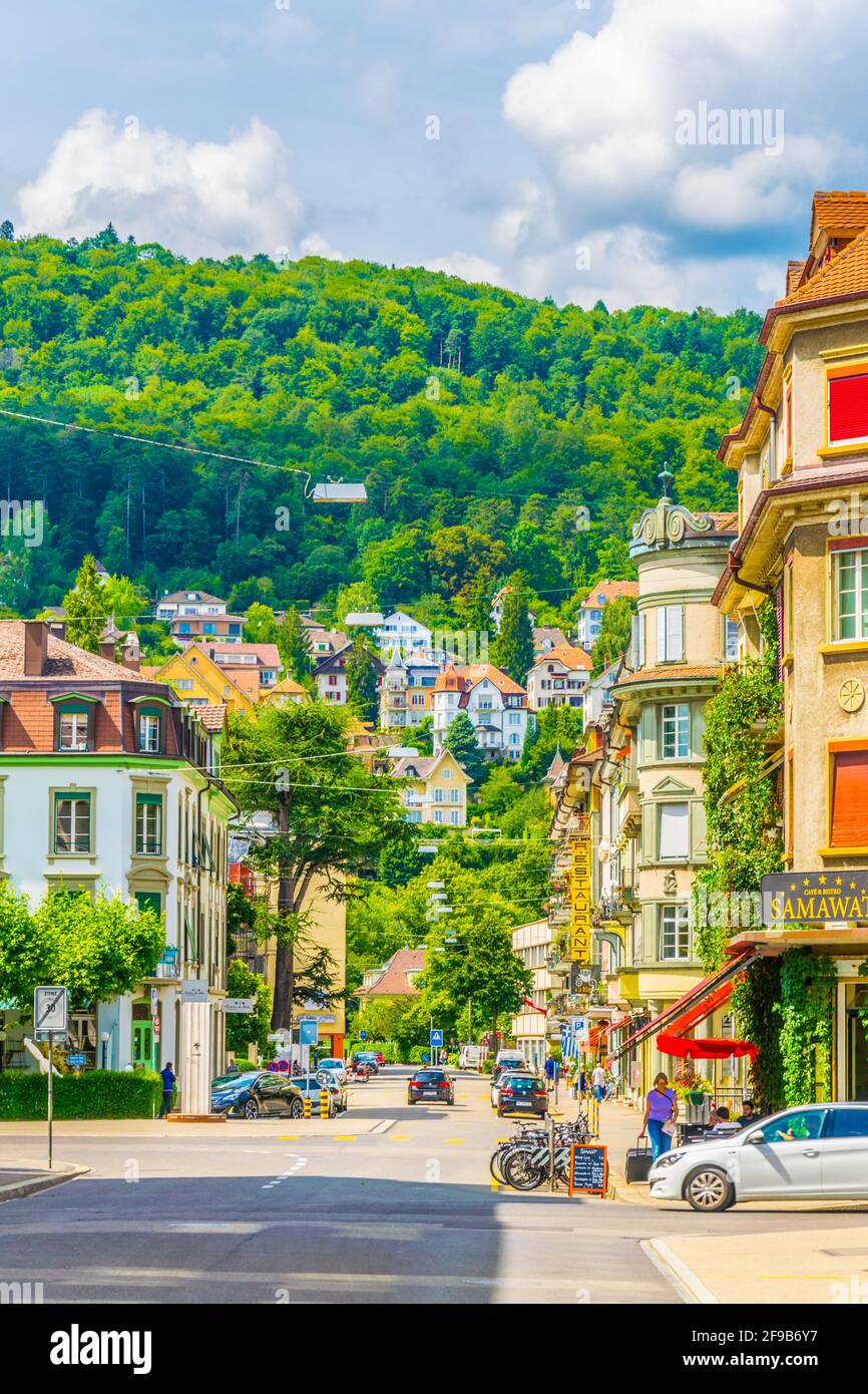 BIEL/BIENNE, SVIZZERA, 15 LUGLIO 2017: La gente sta passeggiando attraverso una strada nel centro principale di Biel/Bienne, Svizzera Foto Stock