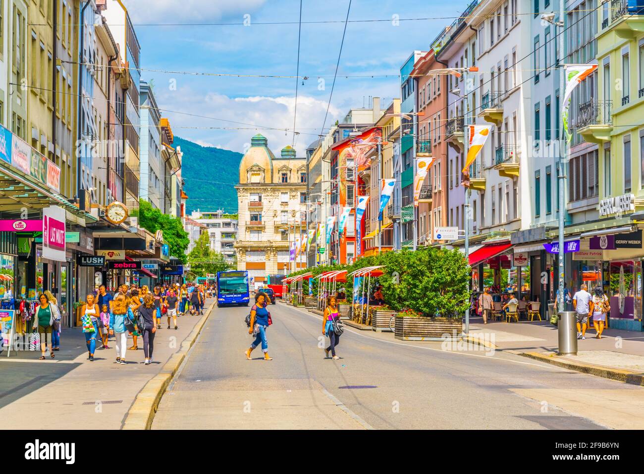 BIEL/BIENNE, SVIZZERA, 15 LUGLIO 2017: La gente sta passeggiando attraverso una strada nel centro principale di Biel/Bienne, Svizzera Foto Stock