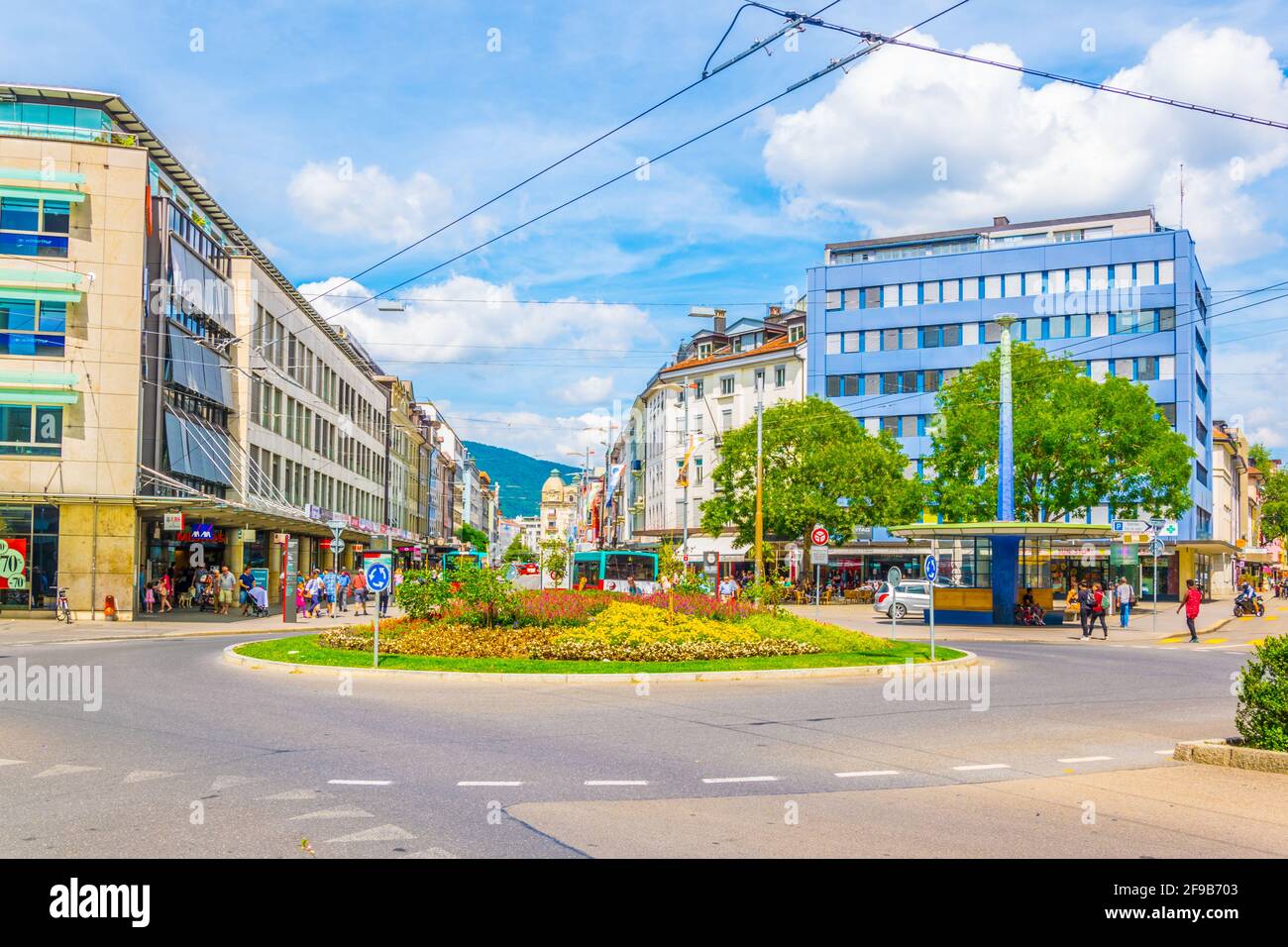BIEL/BIENNE, SVIZZERA, 15 LUGLIO 2017: La gente sta passeggiando attraverso una strada nel centro principale di Biel/Bienne, Svizzera Foto Stock