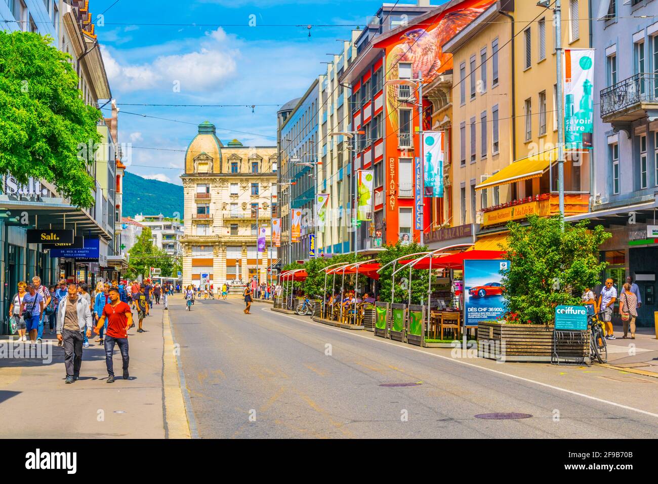 BIEL/BIENNE, SVIZZERA, 15 LUGLIO 2017: La gente sta passeggiando attraverso una strada nel centro principale di Biel/Bienne, Svizzera Foto Stock