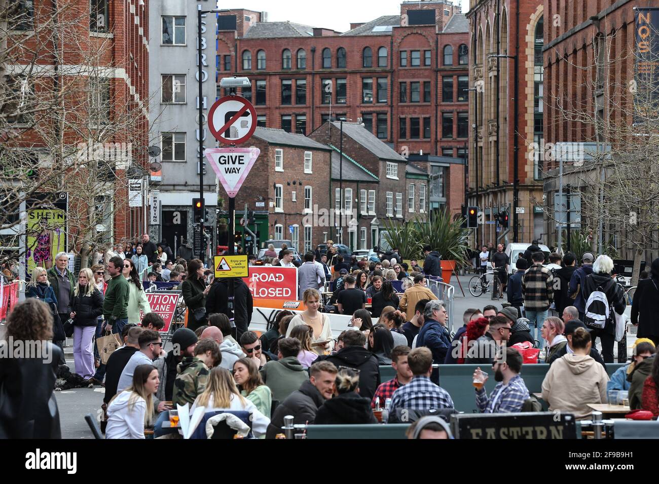 Manchester, Regno Unito. 16 Apr 2021. La gente accorrono nei pub e nei bar di Stevenson Square a Manchester. I pub e i ristoranti con spazio all'aperto sono stati autorizzati a riaprire, in quanto le restrizioni di blocco sono attenuate nel Regno Unito. Credit: SOPA Images Limited/Alamy Live News Foto Stock