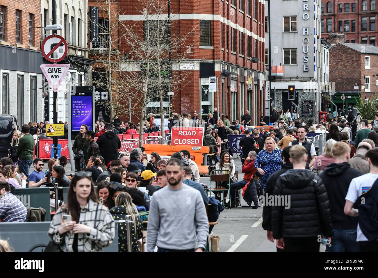 La gente si raduna in Stevenson Square a Manchester. I pub e i ristoranti con spazio all'aperto sono stati autorizzati a riaprire, in quanto le restrizioni di blocco sono attenuate nel Regno Unito. (Foto di Adam Vaughan / SOPA Images/Sipa USA) Foto Stock