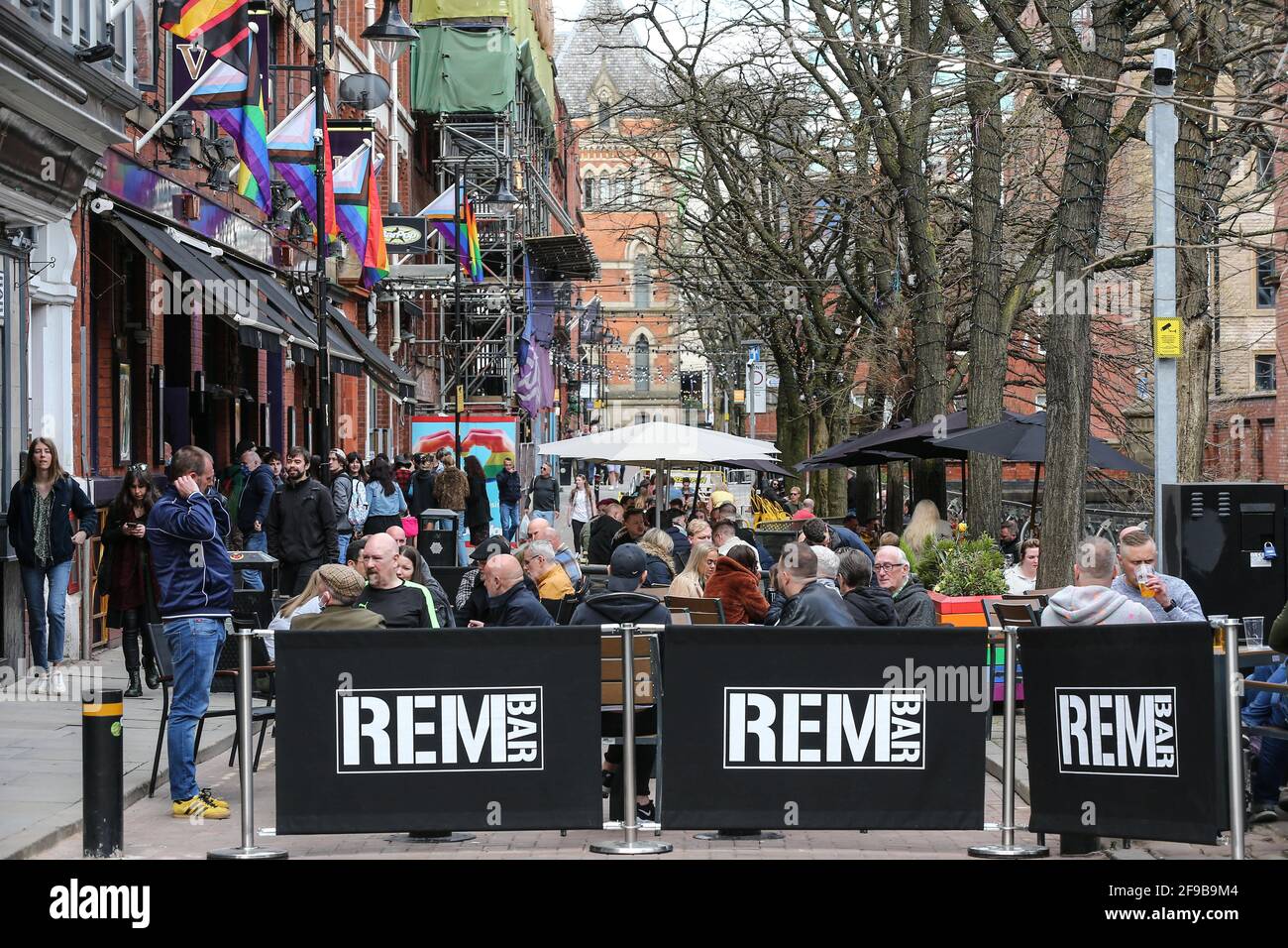 La gente si riunisce nei bar e nei pub di Canal Street, nel villaggio gay di Manchester. I pub e i ristoranti con spazio all'aperto sono stati autorizzati a riaprire, in quanto le restrizioni di blocco sono attenuate nel Regno Unito. (Foto di Adam Vaughan / SOPA Images/Sipa USA) Foto Stock