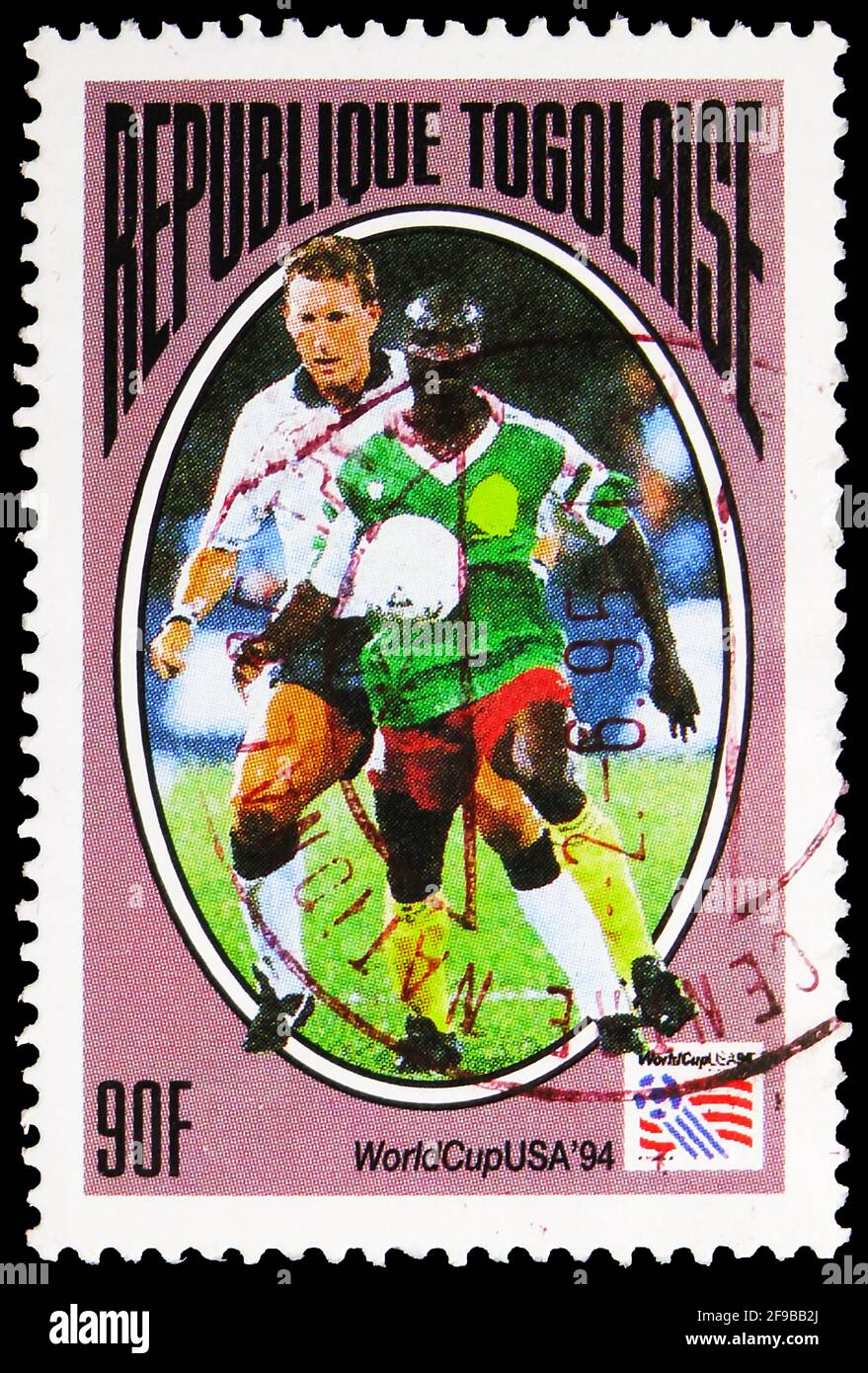 MOSCA, RUSSIA - 24 SETTEMBRE 2019: Francobollo stampato in Togo Shows Game Scene, 90 CFA - West African CFA Franc, Football Wold Cup, USA 1994 seri Foto Stock
