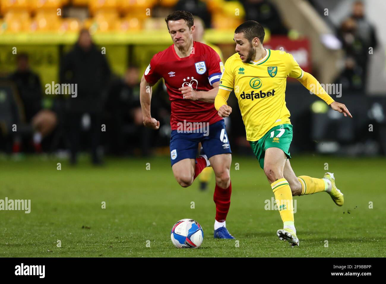 EMI Buendia di Norwich City e Jonathan Hogg di Huddersfield Town - Norwich City contro Huddersfield Town, Sky Bet Championship, Carrow Road, Norwich, UK - 6 aprile 2021 solo uso editoriale - si applicano restrizioni DataCo Foto Stock