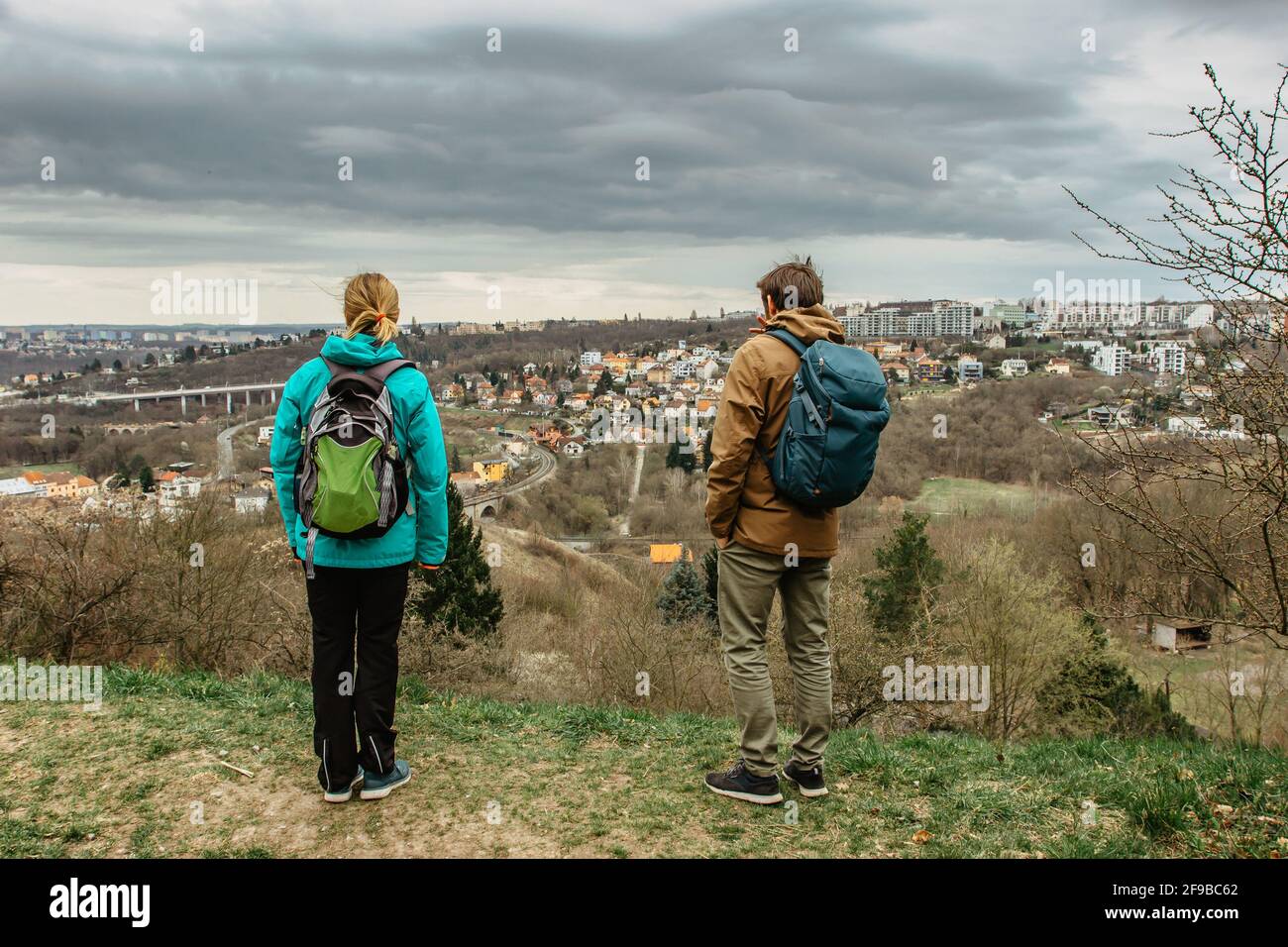 Due giovani backpackers che godono di vista dello skyline della città di Praga e. Prokop valle, Repubblica Ceca.attraente paesaggio con valle profonda, sentieri escursionistici, Praga Foto Stock