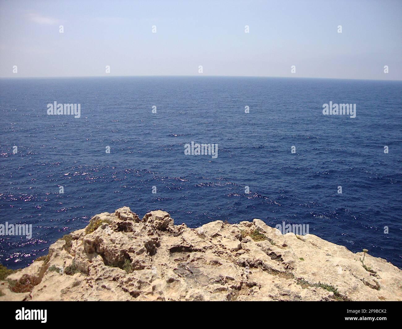 Mare calmo senza onde Blue Sky Rock Cliff bordo Mediterraneo Mare Foto Stock