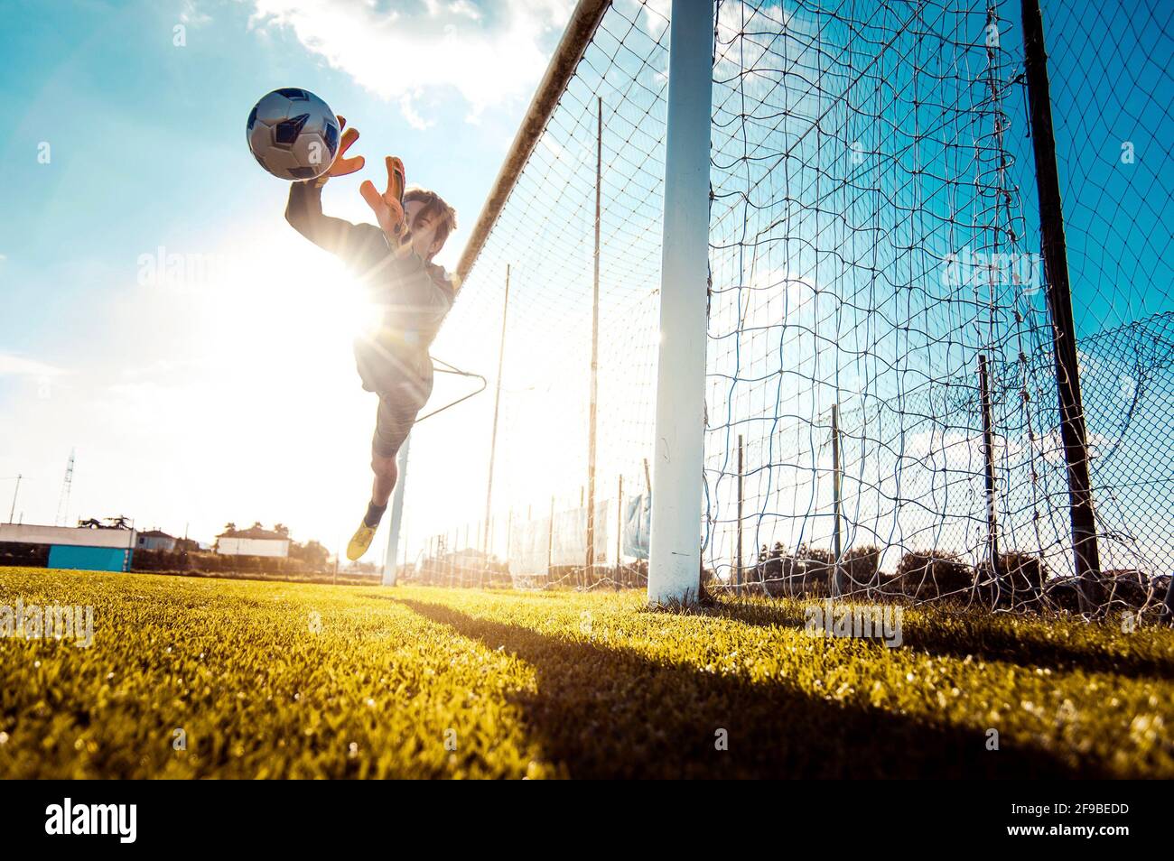 Giocatore di calcio in azione sullo stadio di calcio - portiere Cattura la palla - concetto di campionato di calcio e sport Foto Stock