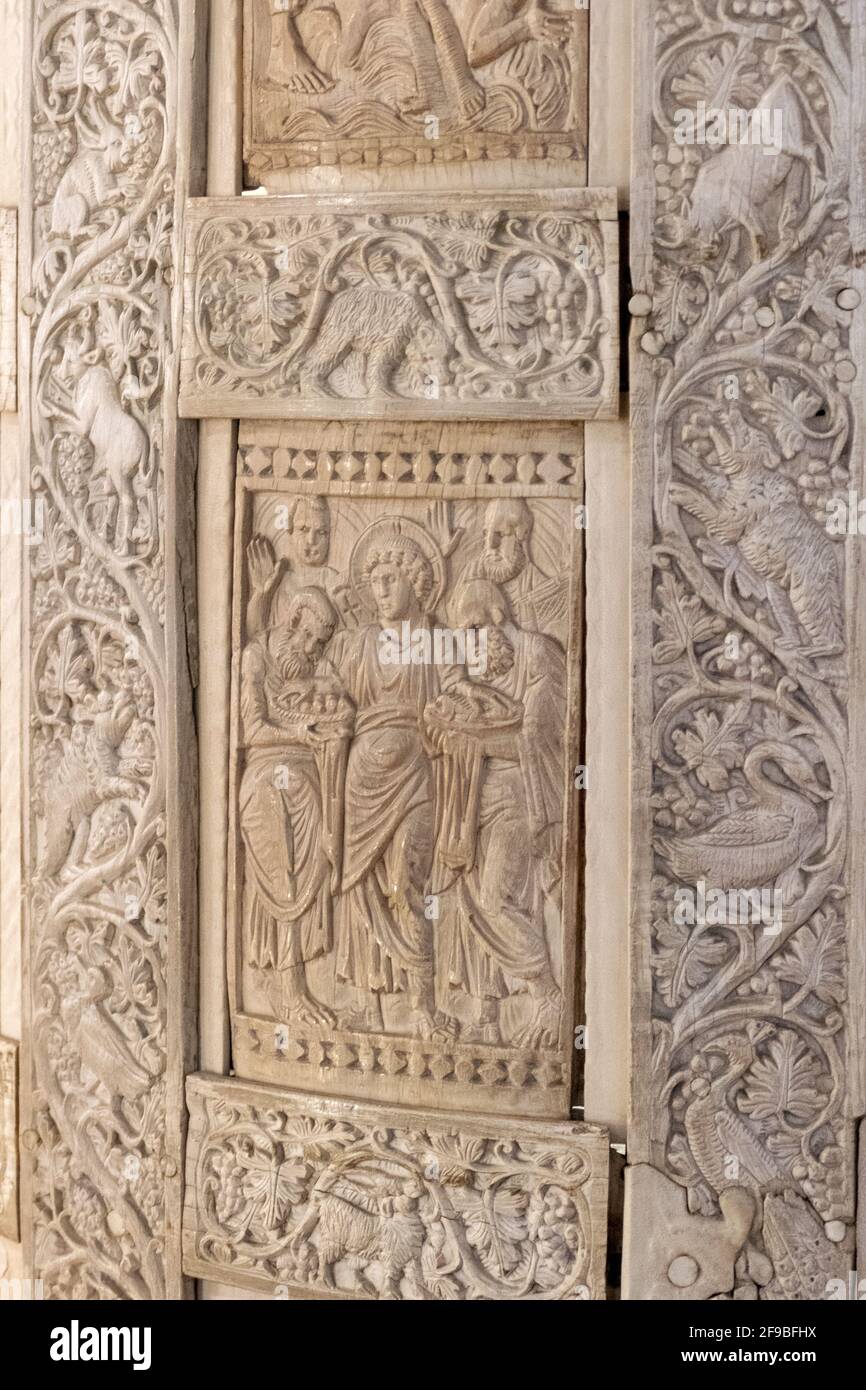 Foto verticale di sculture religiose sulle pareti del museo e della cappella arcivescovile di Ravenna Foto Stock