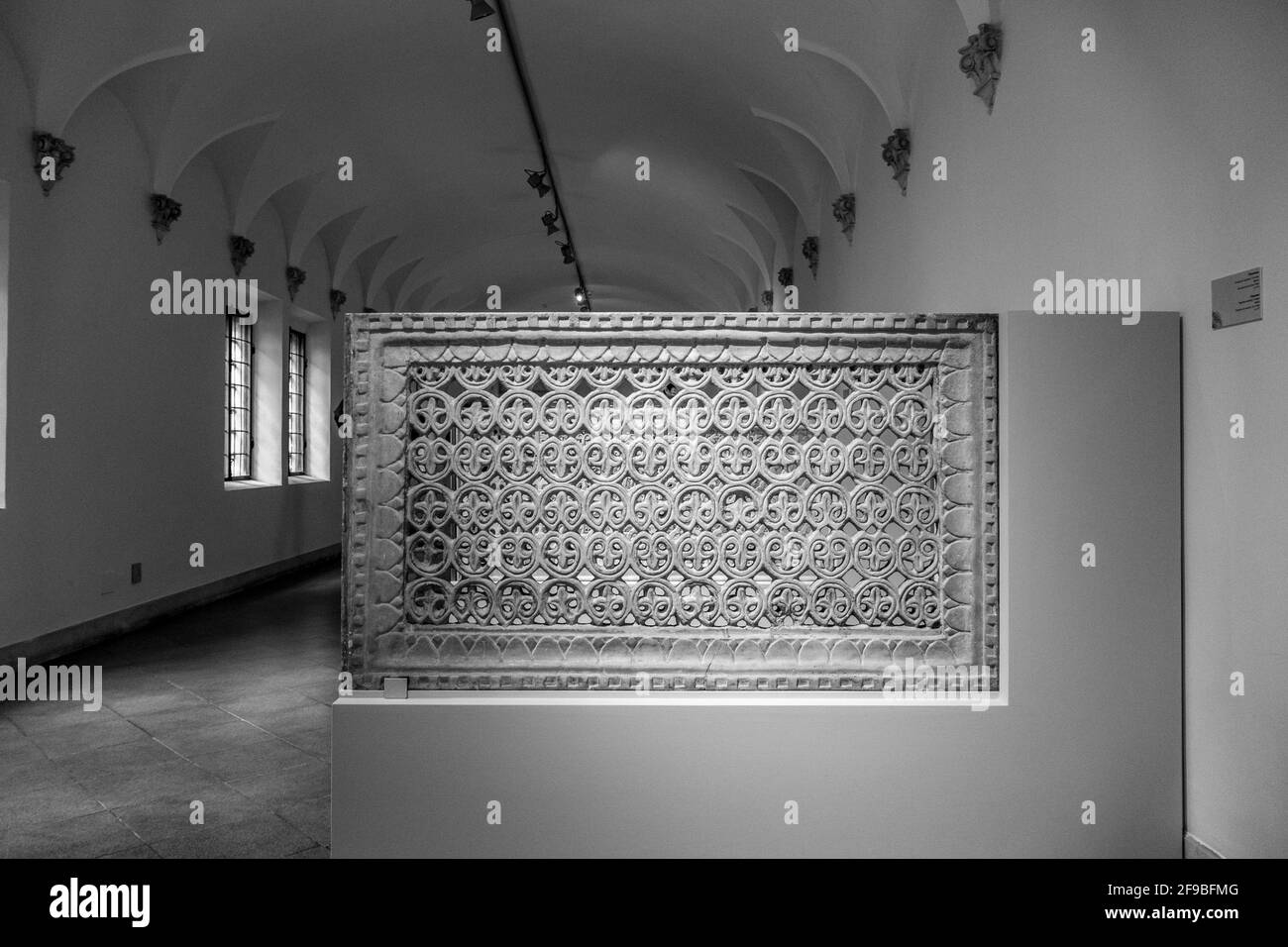 Immagine in scala di grigi di un ornamento islamico all'interno dell'edificio Foto Stock