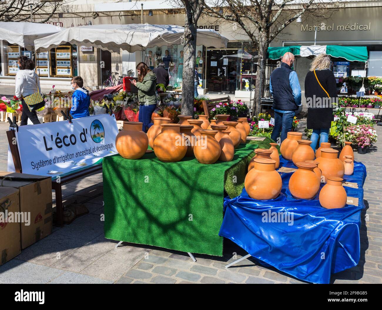 Tavolo da esposizione con vasi 'Eco' in terracotta - Loches, Indre-et-Loire, Francia. Foto Stock