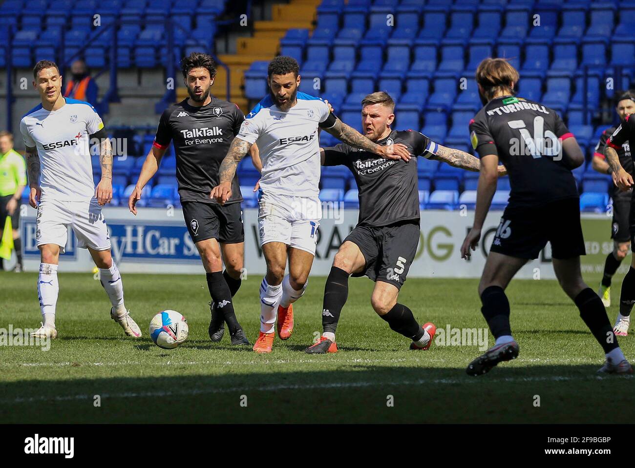 Birkenhead, Regno Unito. 17 Apr 2021. Ashley Eastham di Salford City (5) si occupa di Kaiyne Woolery di Tranmere Rovers. EFL Skybet Football League Two match, Tranmere Rovers contro Salford City a Prenton Park, Birkenhead, Wirral sabato 17 aprile 2021. Questa immagine può essere utilizzata solo per scopi editoriali. Solo per uso editoriale, è richiesta una licenza per uso commerciale. Nessun uso in scommesse, giochi o un singolo club/campionato/giocatore publications.pic di Chris Stading/Andrew Orchard sports photography/Alamy Live News Credit: Andrew Orchard sports photography/Alamy Live News Foto Stock