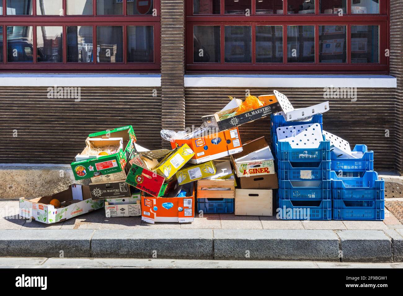 Scatole di frutta e verdura e cartoni animati in attesa di raccolta rifiuti dopo il giorno del mercato, Loches, Indre-et-Loire, Francia. Foto Stock