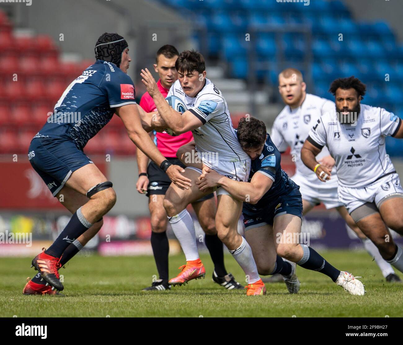 17 aprile 2021; AJ Bell Stadium, Salford, Lancashire, Inghilterra; Inglese Premiership Rugby, sale Sharks contro Gloucester; Louis Rees-Zammit di Gloucester Rugby è affrontato da JP du Preez di sale Sharks Foto Stock
