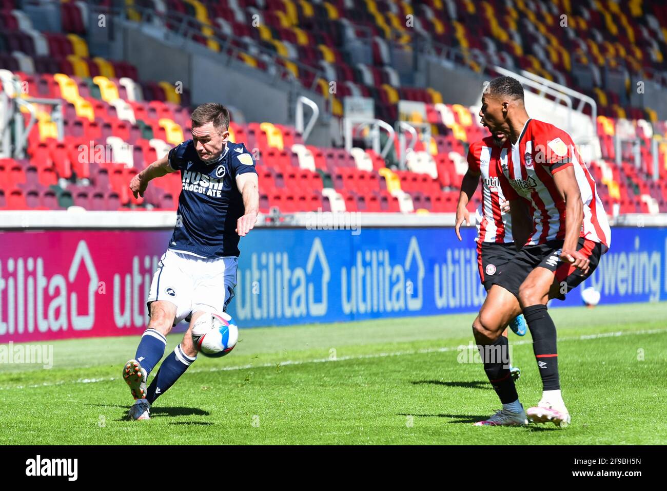 LONDRA. REGNO UNITO. 17 APRILE: Jed Wallace of Millwall in azione durante la partita del campionato Sky Bet tra Brentford e Millwall al Brentford Community Stadium di Brentford sabato 17 aprile 2021. (Credit: Ivan Yordanov | MI News) Credit: MI News & Sport /Alamy Live News Foto Stock