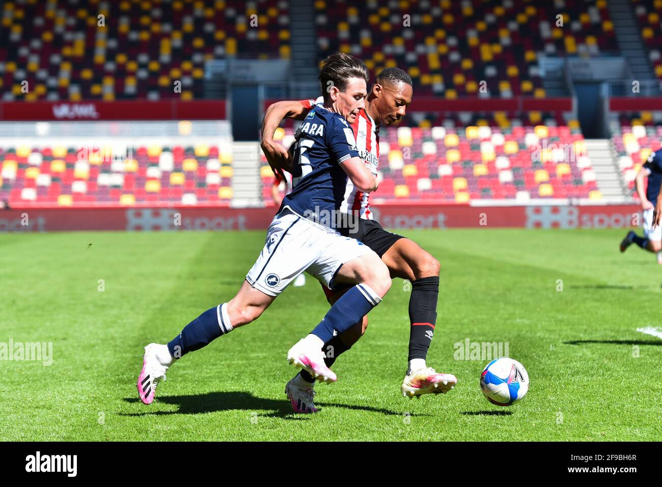 LONDRA. REGNO UNITO. 17 APRILE: Dan McNamara of Millwall combatte per il possesso con Ethan Pinnock di Brentford durante la partita del campionato Sky Bet tra Brentford e Millwall al Brentford Community Stadium di Brentford sabato 17 aprile 2021. (Credit: Ivan Yordanov | MI News) Credit: MI News & Sport /Alamy Live News Foto Stock