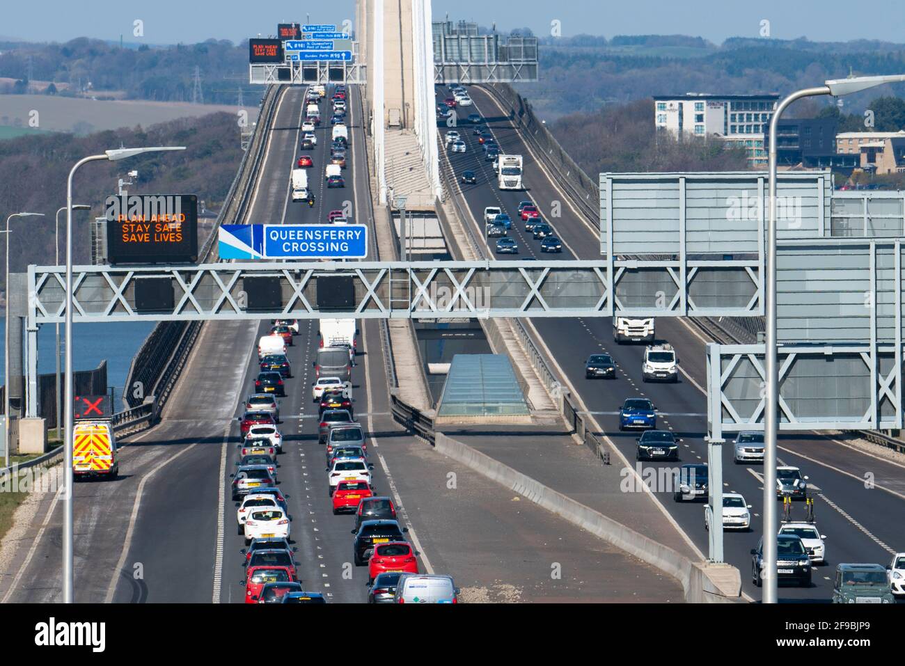 South Queensferry, Scozia, Regno Unito. 17 aprile 2021. Traffico congestionato sul Queensferry Crossing Bridge mentre il pubblico prende per le strade per sfruttare al massimo le restrizioni di viaggio Covid-19 in un sabato pomeriggio caldo e soleggiato. Iain Masterton/Alamy Live News Foto Stock