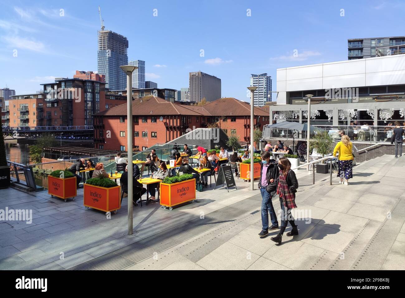 Centro di Birmingham, Regno Unito. 17 aprile 2021. Gli amanti dello shopping e dei festeggiamenti hanno approfittato del bel tempo nel centro di Birmingham per godersi il "Super Saturday". Migliaia di persone sono uscite nonostante il funerale del principe Filippo che si è svolto oggi. I pub e i bar erano pieni e le strade erano un mare di gente. Fig. Per credito: Interrompi stampa Media/Alamy Live News Foto Stock