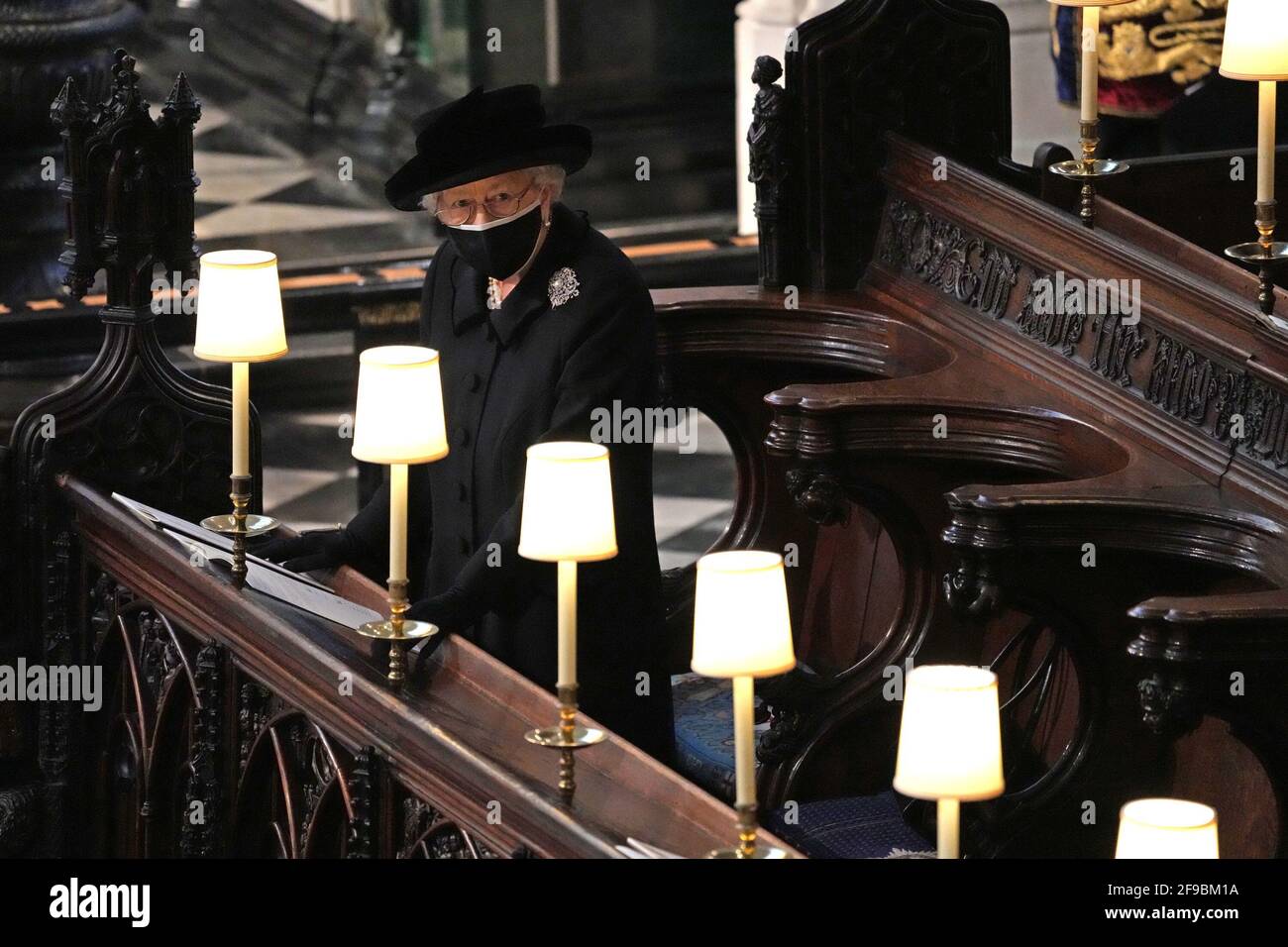 Regina Elisabetta II durante i funerali del Duca di Edimburgo nella Cappella di San Giorgio, Castello di Windsor, Berkshire. Data immagine: Sabato 17 aprile 2021. Foto Stock