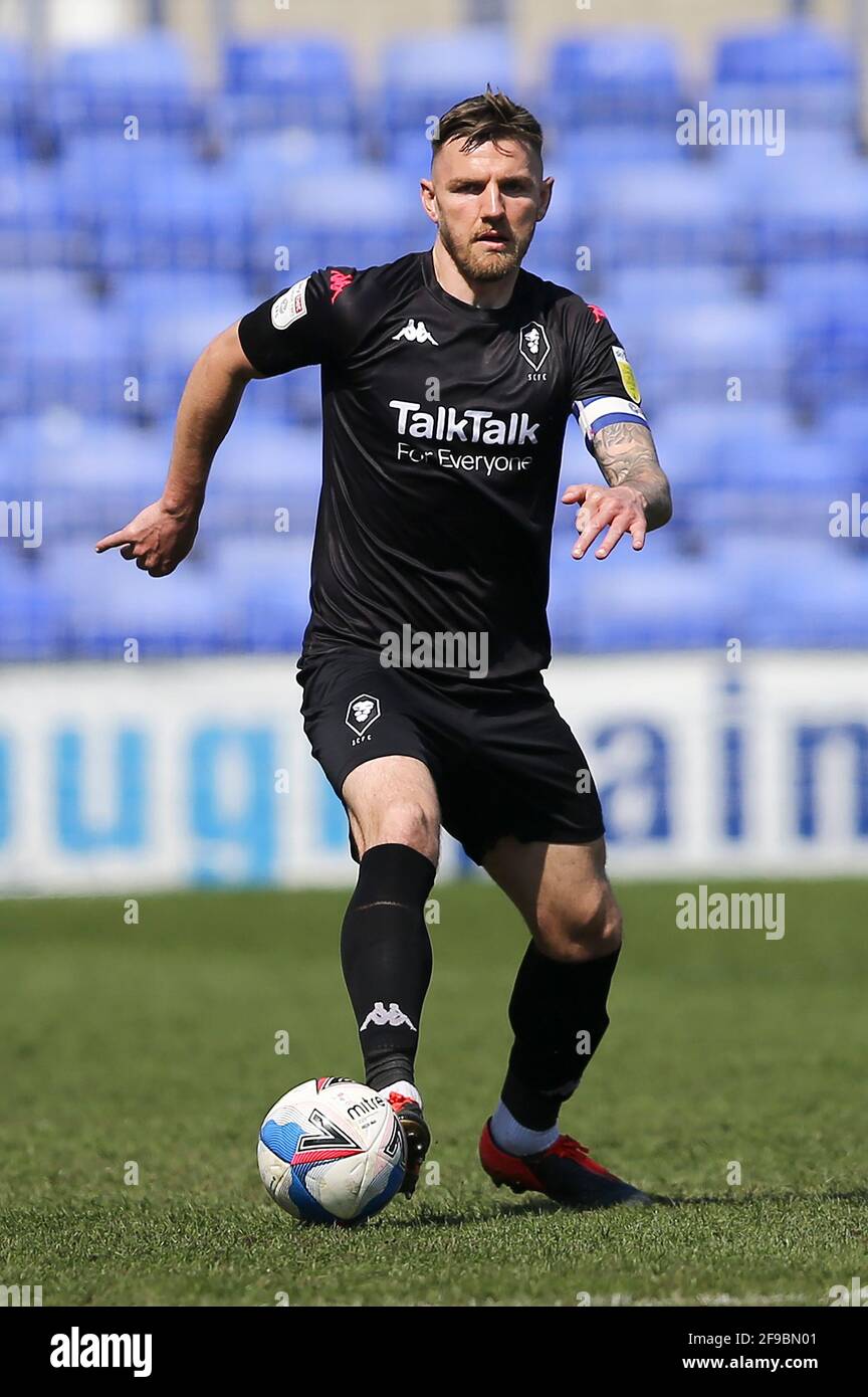 Birkenhead, Regno Unito. 17 Apr 2021. Ashley Eastham di Salford City in azione. EFL Skybet Football League Two match, Tranmere Rovers contro Salford City a Prenton Park, Birkenhead, Wirral sabato 17 aprile 2021. Questa immagine può essere utilizzata solo per scopi editoriali. Solo per uso editoriale, è richiesta una licenza per uso commerciale. Nessun uso in scommesse, giochi o un singolo club/campionato/giocatore publications.pic di Chris Stading/Andrew Orchard sports photography/Alamy Live News Credit: Andrew Orchard sports photography/Alamy Live News Foto Stock