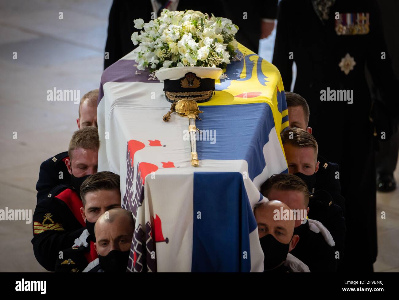 I portatori di Pall che trasportano la bara durante i funerali del duca di Edimburgo nella Cappella di San Giorgio, Castello di Windsor, Berkshire. Data immagine: Sabato 17 aprile 2021. Foto Stock
