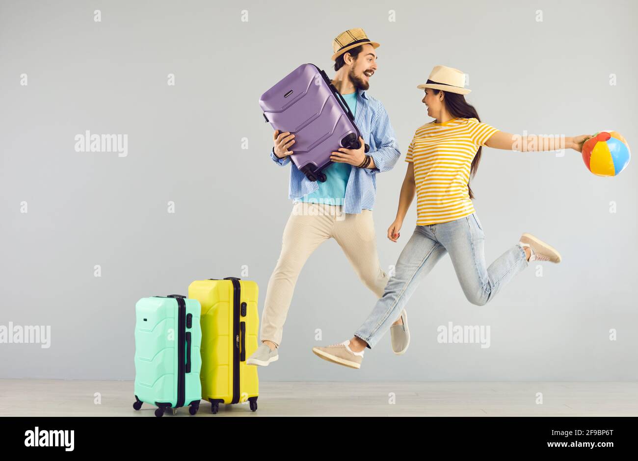 Felice giovane coppia saltando e divertendosi eccitato circa il loro vacanza estiva viaggio Foto Stock